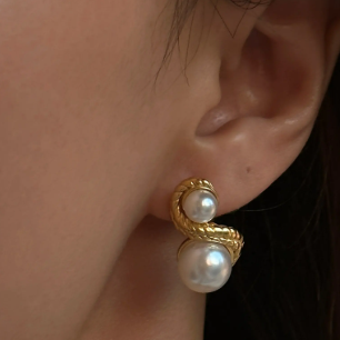 VIVIAN Pearl Earrings